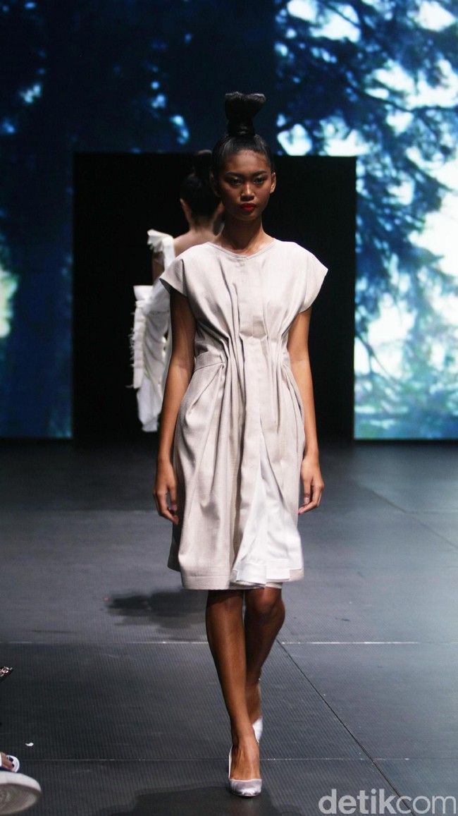 Jeffry Tan mengangkat tema White Stories di Plaza Indonesia Fashion Week 2017 Lt 8, Plaza Indonesia. Jakarta. [Foto: Mohammad Abduh/Wolipop]