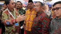 Direktur Utama Bank Mega, Kostaman Thayib sedang memberikan penjelasan kepada Menteri Koordinator bidang Perekonomian, Darmin Nasution dan Ketua Dewan Komisoner OJK, Muliaman Hadad didampingi oleh Bupati Kabupaten 50 Kota, Irfendi Arbi di stand Bank Mega. (Foto: dok Bank Mega)