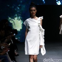 Jeffry Tan mengangkat tema White Stories di Plaza Indonesia Fashion Week 2017 Lt 8, Plaza Indonesia. Jakarta. [Foto: Mohammad Abduh/Wolipop]