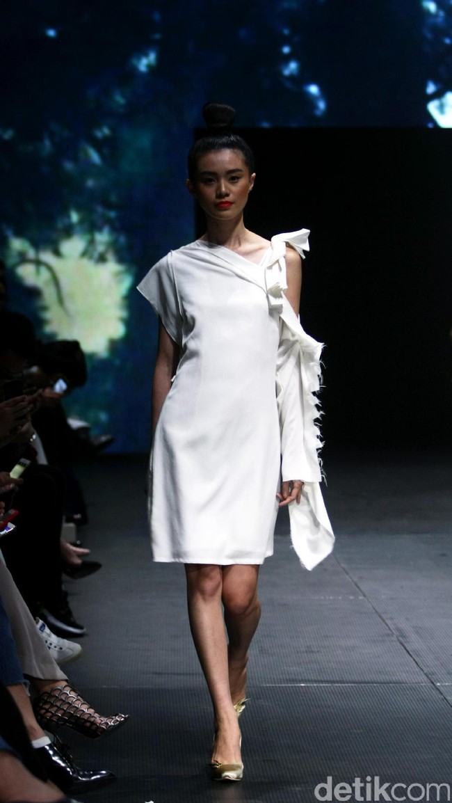 Jeffry Tan mengangkat tema White Stories di Plaza Indonesia Fashion Week 2017 Lt 8, Plaza Indonesia. Jakarta. [Foto: Mohammad Abduh/Wolipop]