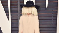 Saya tidak gila! Saya memiliki penyakit Graves! Sia, penyanyi-penulis lagu Australia itu memproklamasikan dalam tweet 2010. Graves Disease merupakan penyebab paling umum hipertiroid. (Foto: Getty Images)
