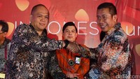 General Manager Group Public Realtion & Media Relation PT Siloam International Hospitals Tbk Jimmy Rambing (kiri) menerima penghargaan Gold Winner Public Relations Indonesia Awards 2017 Kategori Majalah Cetak Internal Sub Kategori Perusahaan Swasta Tbk dari Wakil Ketua Asosiasi Public Relations Indonesia Silli Agung Wasesa (kanan).