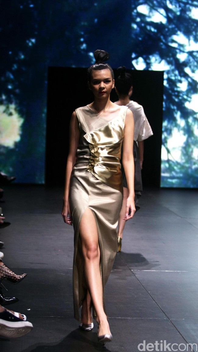 Jeffry Tan mengangkat tema White Stories di Plaza Indonesia Fashion Week 2017 Lt 8, Plaza Indonesia. Jakarta. [Foto: Mohammad Abduh/Wolipop]