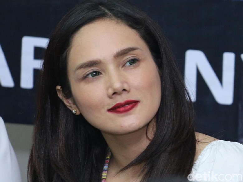Mulan Jameela Unggah Video Gendong Anak, Netizen Salah Fokus Mulan Jameela Unggah Video Gendong Anak, Netizen Salah Fokus