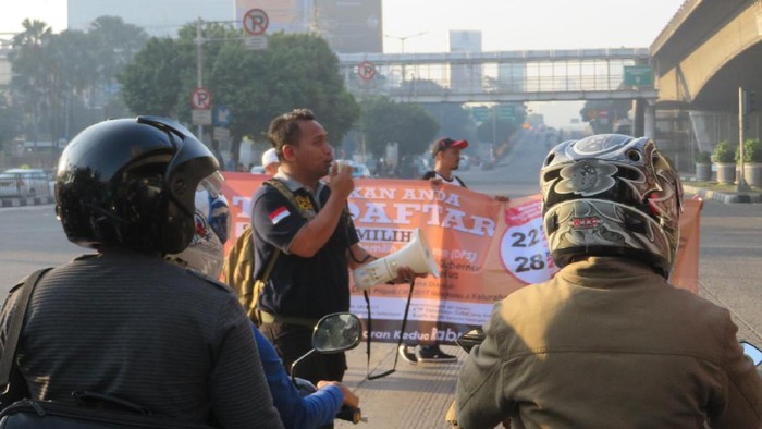 KPUD Jakbar Sosialisasi DPS di Perempatan Jalan
