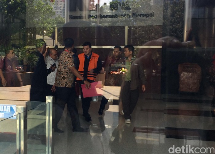 15 Jam Diperiksa, Andi Narogong Resmi Pakai Rompi Tahanan KPK