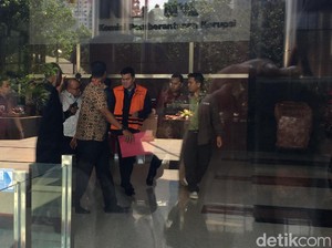 15 Jam Diperiksa, Andi Narogong Resmi Pakai Rompi Tahanan KPK