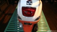 Vespa LX i-get 125cc meluncur dengan harga Rp 29,9 juta on the road Jakarta. Sementara Vespa S dibanderol Rp 31,5 juta on the road Jakarta. 
