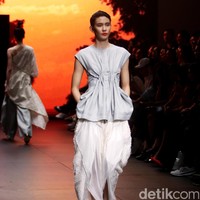 Jeffry Tan mengangkat tema White Stories di Plaza Indonesia Fashion Week 2017 Lt 8, Plaza Indonesia. Jakarta. [Foto: Mohammad Abduh/Wolipop]