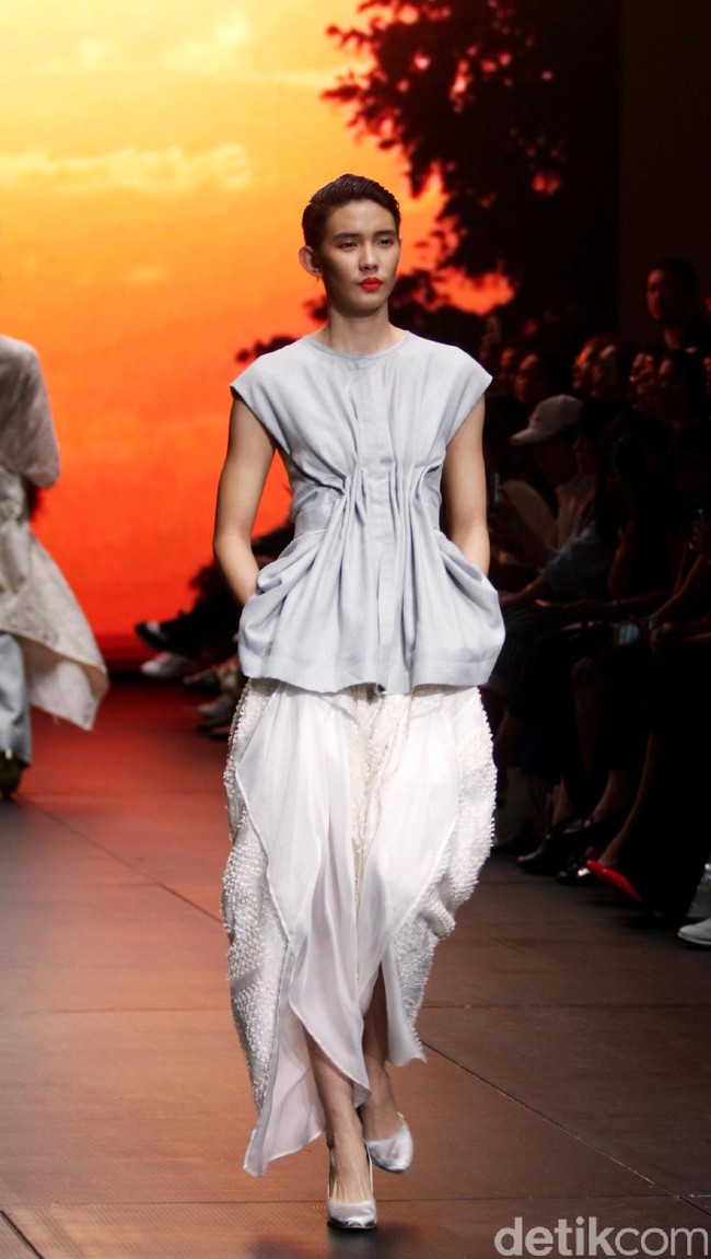 Jeffry Tan mengangkat tema White Stories di Plaza Indonesia Fashion Week 2017 Lt 8, Plaza Indonesia. Jakarta. [Foto: Mohammad Abduh/Wolipop]