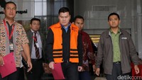 Ia keluar dari gedung KPK, Jalan Kuningan Persada, Jakarta Selatan, Jumat (24/3/2017) sekitar pukul 13.30 WIB. Ia tampak dikawal pengawal tahanan dan mengenakan rompi berwarna oranye.