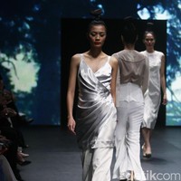 Jeffry Tan mengangkat tema White Stories di Plaza Indonesia Fashion Week 2017 Lt 8, Plaza Indonesia. Jakarta. [Foto: Mohammad Abduh/Wolipop]