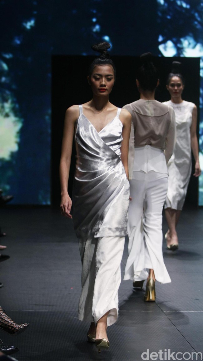 Jeffry Tan mengangkat tema White Stories di Plaza Indonesia Fashion Week 2017 Lt 8, Plaza Indonesia. Jakarta. [Foto: Mohammad Abduh/Wolipop]