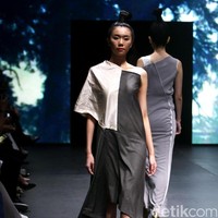 Jeffry Tan mengangkat tema White Stories di Plaza Indonesia Fashion Week 2017 Lt 8, Plaza Indonesia. Jakarta. [Foto: Mohammad Abduh/Wolipop]