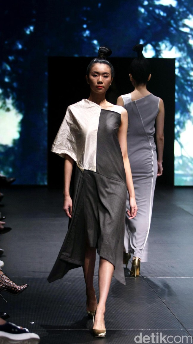 Jeffry Tan mengangkat tema White Stories di Plaza Indonesia Fashion Week 2017 Lt 8, Plaza Indonesia. Jakarta. [Foto: Mohammad Abduh/Wolipop]