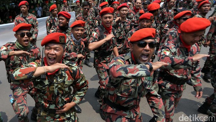 Massa dari Kokam (Komando Kesiapsiagaan) Pemuda Muhammadiyah berdemo di depan gedung KPK. Mereka menuntut pengusutan tuntas kasus korupsi e-KTP.