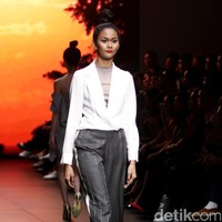 Jeffry Tan mengangkat tema White Stories di Plaza Indonesia Fashion Week 2017 Lt 8, Plaza Indonesia. Jakarta. [Foto: Mohammad Abduh/Wolipop]
