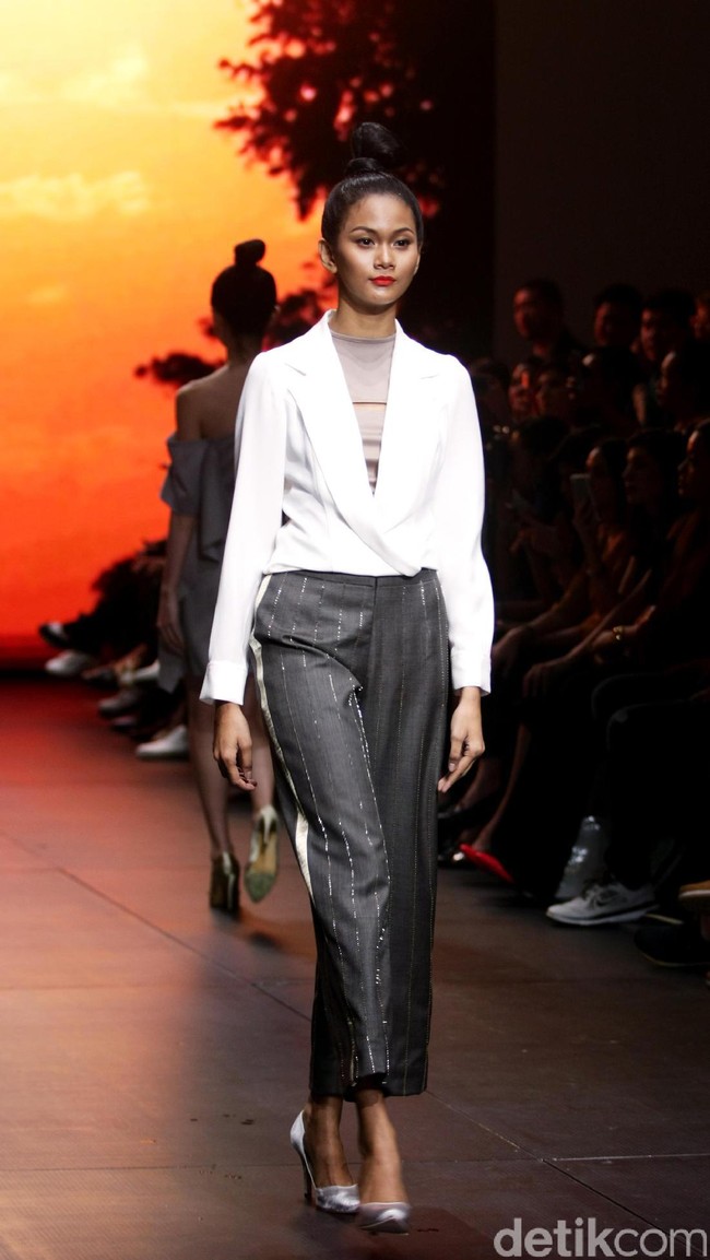 Jeffry Tan mengangkat tema White Stories di Plaza Indonesia Fashion Week 2017 Lt 8, Plaza Indonesia. Jakarta. [Foto: Mohammad Abduh/Wolipop]