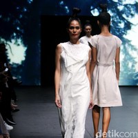 Jeffry Tan mengangkat tema White Stories di Plaza Indonesia Fashion Week 2017 Lt 8, Plaza Indonesia. Jakarta. [Foto: Mohammad Abduh/Wolipop]