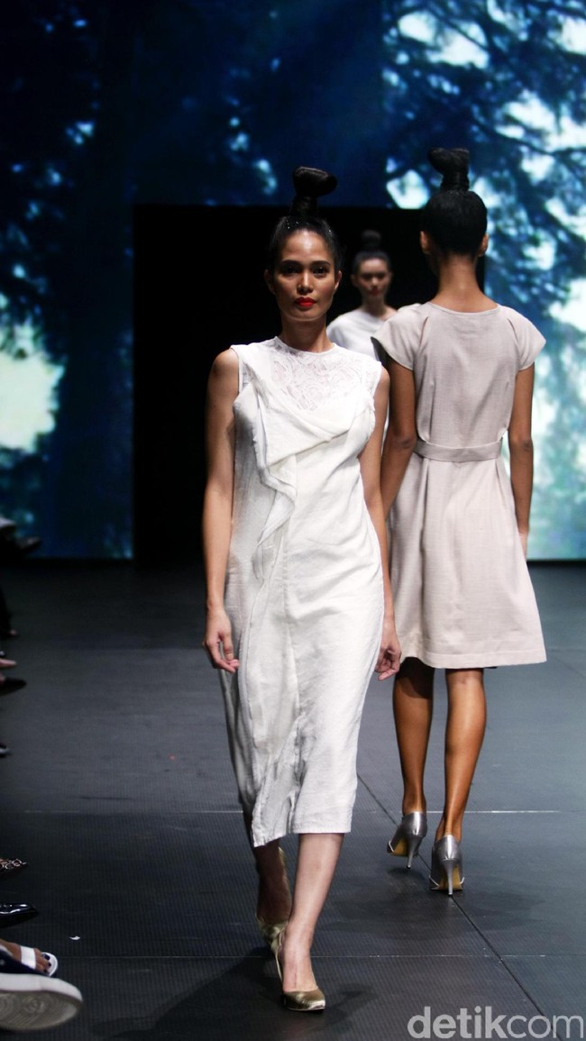 Jeffry Tan mengangkat tema White Stories di Plaza Indonesia Fashion Week 2017 Lt 8, Plaza Indonesia. Jakarta. [Foto: Mohammad Abduh/Wolipop]