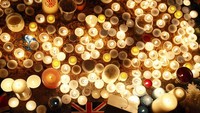 Mereka menyalakan lilin secara bersama-sama. REUTERS/Stefan Wermuth.