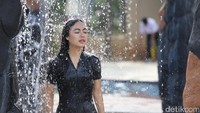 Mantan apoteker itu asal Bandung itu membersihkan tubuhnya setelah berenang. Foto: Hanif/detikHOT