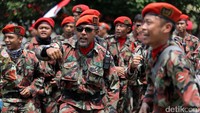 Massa dari Kokam (Komando Kesiapsiagaan) Pemuda Muhammadiyah menggelar unjuk rasa di depan gedung KPK, Jakarta, Jumat (24/3).
