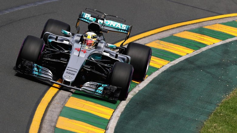 Hamilton Tercepat di Latihan Pertama Hamilton Tercepat di Latihan Pertama