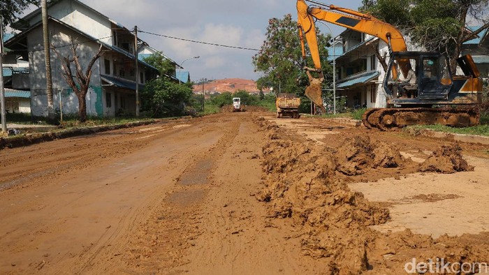 Menteri Pekerjaan Umum dan Perumahan Rakyat (PUPR) Basuki Hadimuljono meninjau lahan yang akan dibangun kantor terpadu satu atap PUPR di Batam, Kepulauan Riau, Kamis (23/3/2017). Lahan tersebut merupakan lahan mangkrak aset negara yang sudah lama tidak terpakai. (Ari Saputra/detikcom)