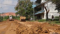 Kompleks ini sudah bertahun-tahun tidak terurus pasca krisis ekonomi 1998.