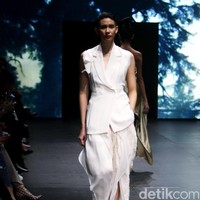 Jeffry Tan mengangkat tema White Stories di Plaza Indonesia Fashion Week 2017 Lt 8, Plaza Indonesia. Jakarta. [Foto: Mohammad Abduh/Wolipop]