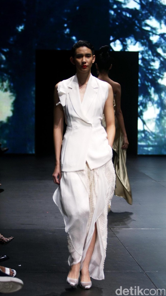 Jeffry Tan mengangkat tema White Stories di Plaza Indonesia Fashion Week 2017 Lt 8, Plaza Indonesia. Jakarta. [Foto: Mohammad Abduh/Wolipop]