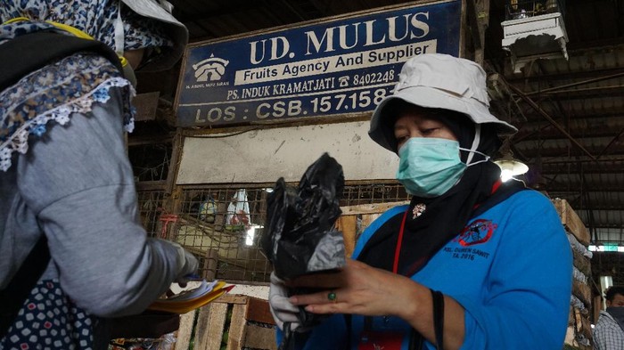 Petugas melakukan pemeriksaan TBC di Pasar Induk Kramat Jati Jakarta Timur (Foto: Uyung/detikHealth) Petugas melakukan pemeriksaan TBC di Pasar Induk Kramat Jati Jakarta Timur (Foto: Uyung/detikHealth)