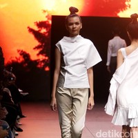 Jeffry Tan mengangkat tema White Stories di Plaza Indonesia Fashion Week 2017 Lt 8, Plaza Indonesia. Jakarta. [Foto: Mohammad Abduh/Wolipop]