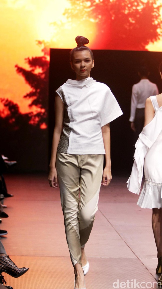 Jeffry Tan mengangkat tema White Stories di Plaza Indonesia Fashion Week 2017 Lt 8, Plaza Indonesia. Jakarta. [Foto: Mohammad Abduh/Wolipop]