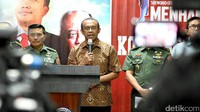 Sesmenpora Gatot S Dewa Broto didampingi Direktur Jenderal Strategi Pertahanan Kemenham Mayjen TNI Yoedhi Swastanto, Pengprov TI DKI Jakarta Brigjen TNI Ivan Ronald, dan Ketua Pelaksana Kejuaraan Coki Tanjung menggelar jumpa pers terkait turnamen taekwondo tingkat nasional Menhan Cup 2017 di Media Center, Kemenpora, Jakarta, Jumat (24/3/2017).