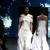 Jeffry Tan mengangkat tema White Stories di Plaza Indonesia Fashion Week 2017 Lt 8, Plaza Indonesia. Jakarta. [Foto: Mohammad Abduh/Wolipop]