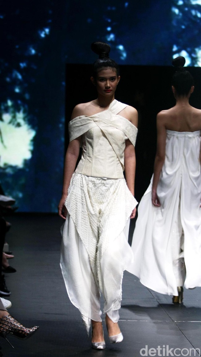 Jeffry Tan mengangkat tema White Stories di Plaza Indonesia Fashion Week 2017 Lt 8, Plaza Indonesia. Jakarta. [Foto: Mohammad Abduh/Wolipop]