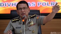 Kepala Bagian Penerangan Umum (Kabagpenum) Divisi Humas Polri Kombes Pol Martinus Sitompul menjelaskan mengenai perkembangan kasus penangkapan terduga teroris di Cilegon, dalam jumpa pers di Mabes Polri, Jalan Trunojoyo, Kebayoran Baru, Jakarta Selatan, Jumat (24/3/2017).