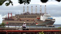 Salah satu kapal genset raksasa ada di Amurang yang sudah menerangi wilayah sebagaian Minahasa dengan 120 MW. (Foto: Dok. PLN)
