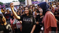 Ada Prilly Latuconsina juga yang hadir di sana. Tambah bikin heboh. Foto: Asep/detikHOT
