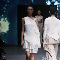 Jeffry Tan mengangkat tema White Stories di Plaza Indonesia Fashion Week 2017 Lt 8, Plaza Indonesia. Jakarta. [Foto: Mohammad Abduh/Wolipop]