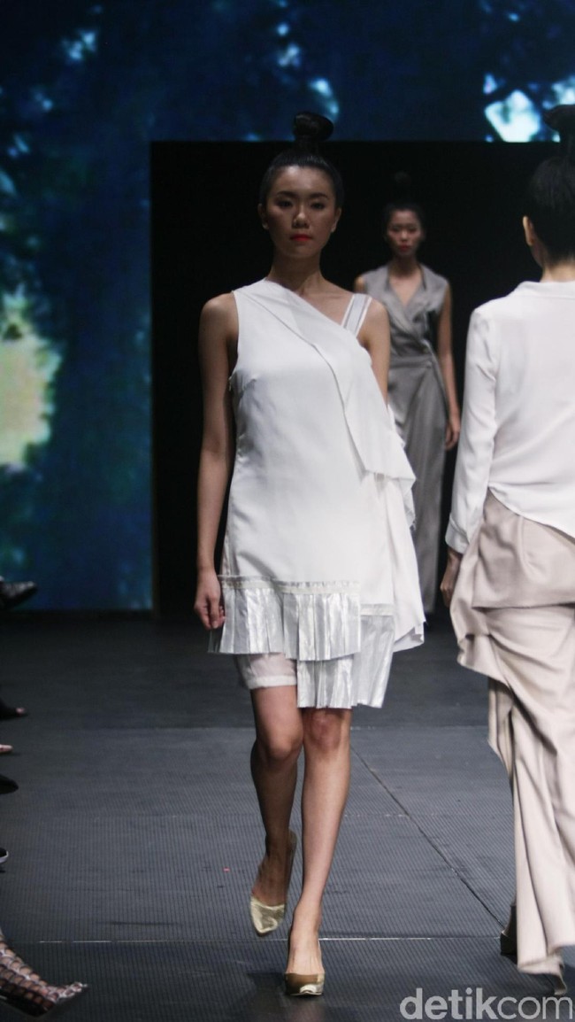 Jeffry Tan mengangkat tema White Stories di Plaza Indonesia Fashion Week 2017 Lt 8, Plaza Indonesia. Jakarta. [Foto: Mohammad Abduh/Wolipop]