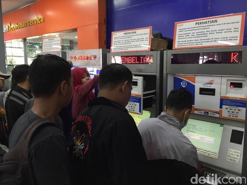 Anteran pembelian tiket di Stasiun Pasar Senen, Jakarta Pusat.