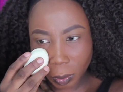 Wanita Ini Oleskan Foundation Pakai Telur Rebus, Penasaran Hasilnya?