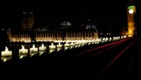 Lilin-lilin tersebut diletakan  berjejer di atas Jembatan Westminster yang menjadi lokasi penyerangan. REUTERS/Darren Staples.