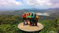 Di setiap panggung juga tersedia properti untuk berfoto seperti papan ‘Kalibiru’ yang satu ini. Kamu dan pasangan bisa coba!