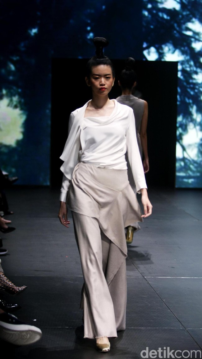 Jeffry Tan mengangkat tema White Stories di Plaza Indonesia Fashion Week 2017 Lt 8, Plaza Indonesia. Jakarta. [Foto: Mohammad Abduh/Wolipop]