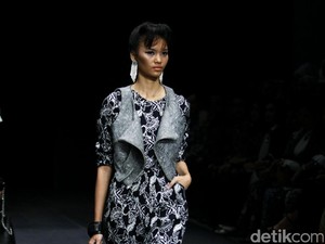 Barli Asmara Tampilkan Batik Jambi dengan Nuansa Monokrom yang Modern