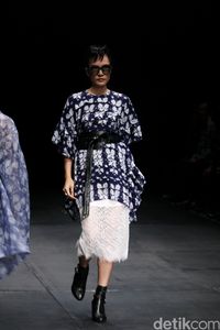 Barli Asmara Tampilkan Batik Jambi Dengan Nuansa Monokrom Yang Modern
